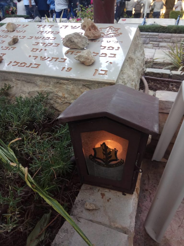 נר זיכרון על קבר חלל צה"ל בבית הקברות הצבאי בהר הרצל, ירושלים