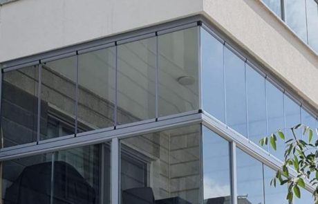 זכוכית למרפסת – הפתרון האלגנטי והיעיל להרחבת המרחב